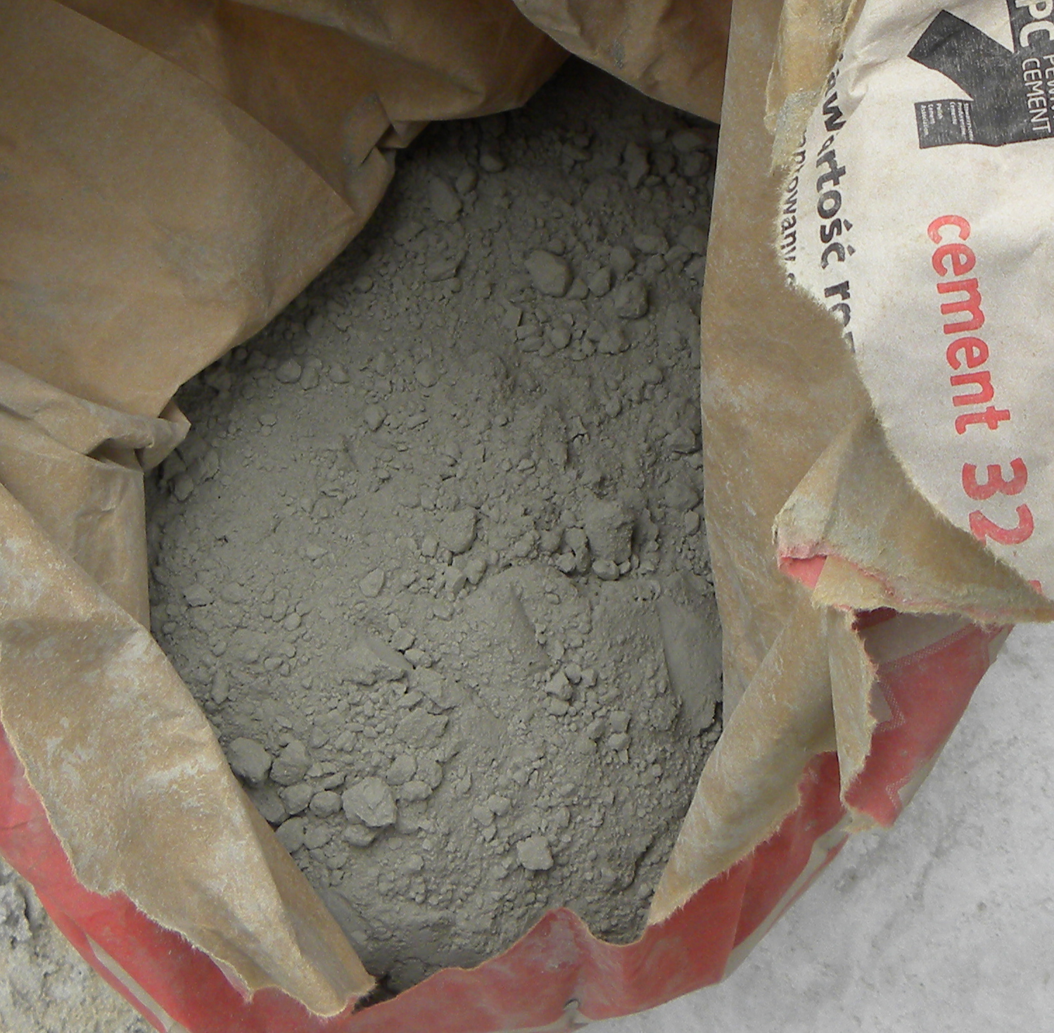Närbild av grått cementpulver, det färdiga bindemedlet